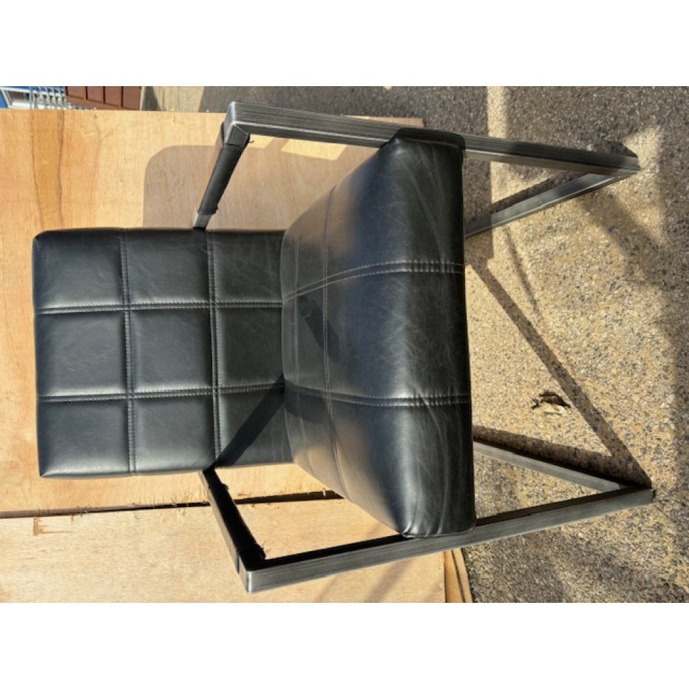 Fekete műbőr szék