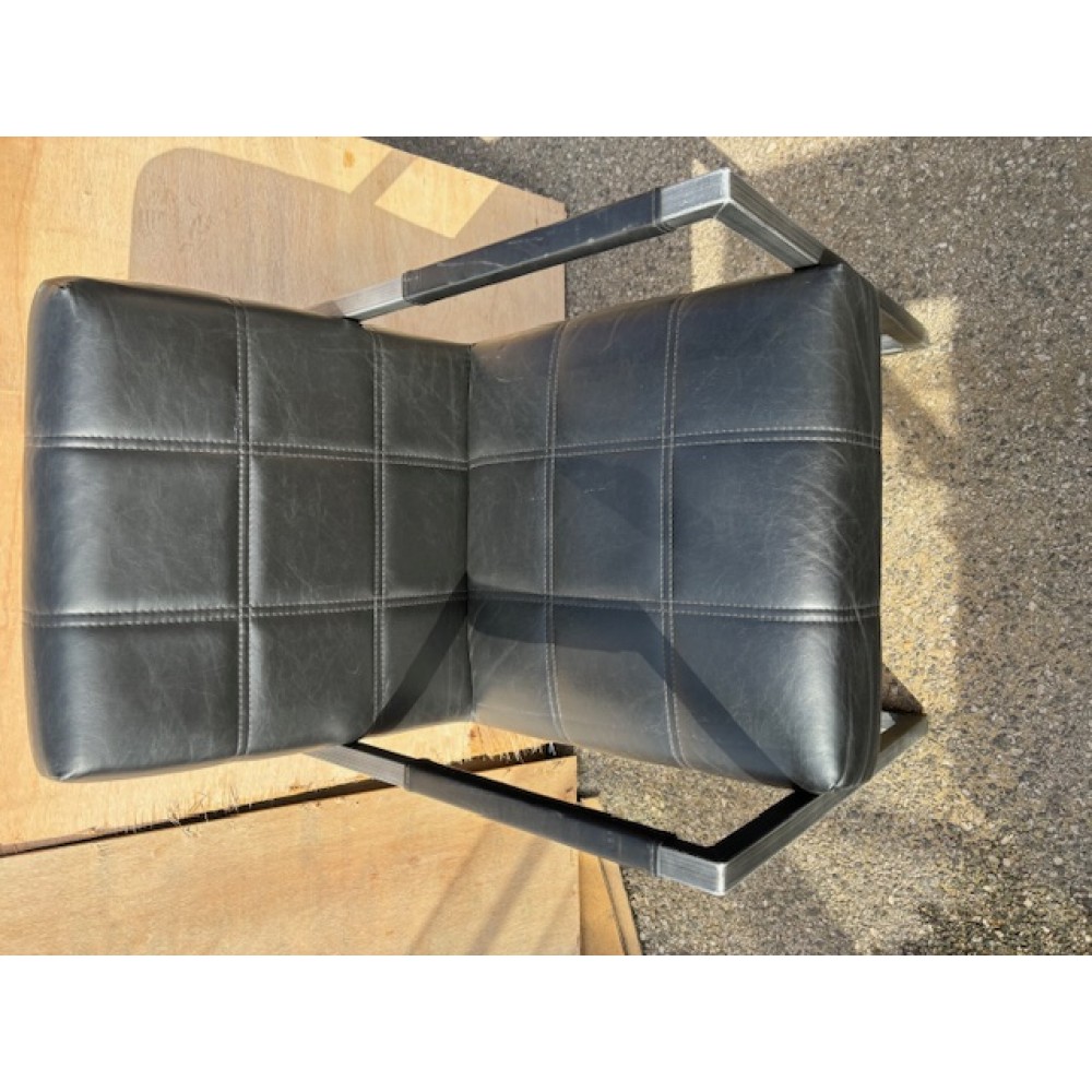 Fekete műbőr szék