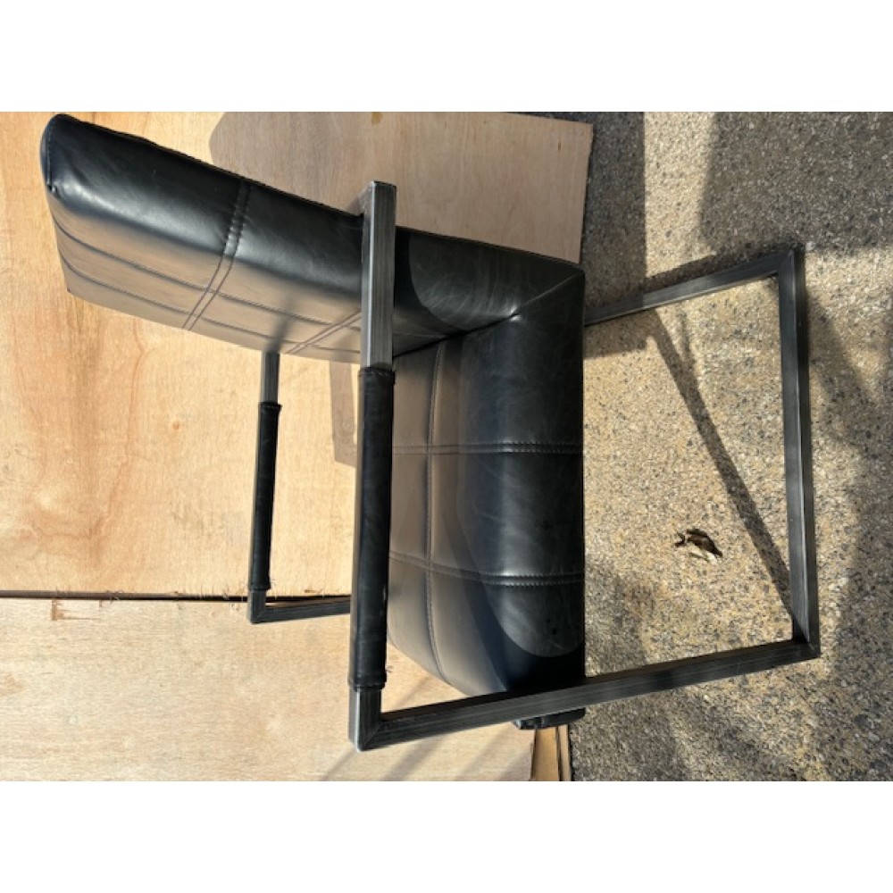 Fekete műbőr szék